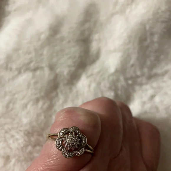 Diamond Flower Ring - Picture 4 of 11
